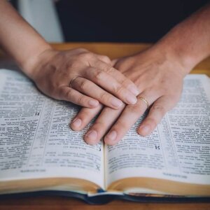 book-bible-hand-pray (압축) 당분간 모든 예배를 ‘온라인’으로 전환합니다.