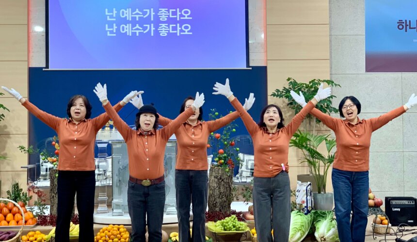 2024-11-17_37 2024 추수감사주일 및 찬양축제: 감사와 찬양의 순간들