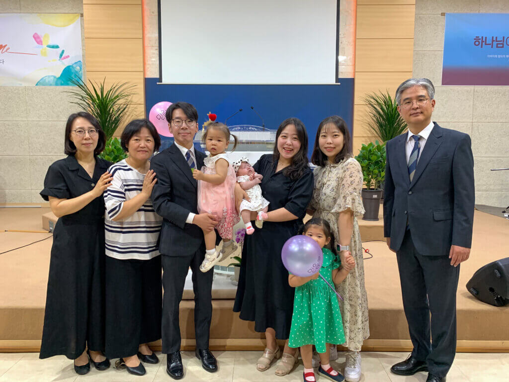 유승현, 원주연 집사 가정 ‘유지아’ 아기 첫 출석 및 축복 기도