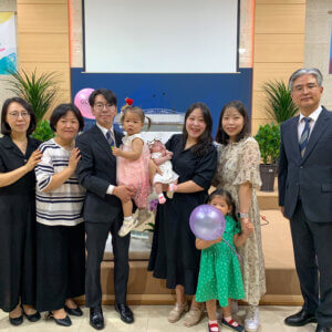 유승현, 원주연 집사 가정 ‘유지아’ 아기 첫 출석 및 축복 기도